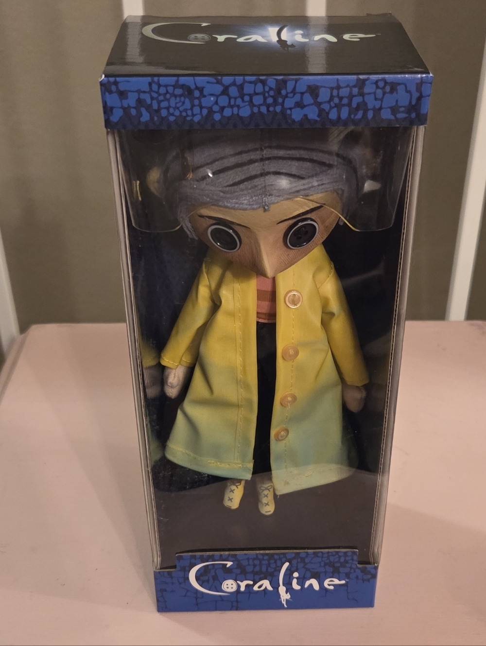 ♡ NECA coraline 10-inch prop replica doll coraline yellow raincoat new ♡